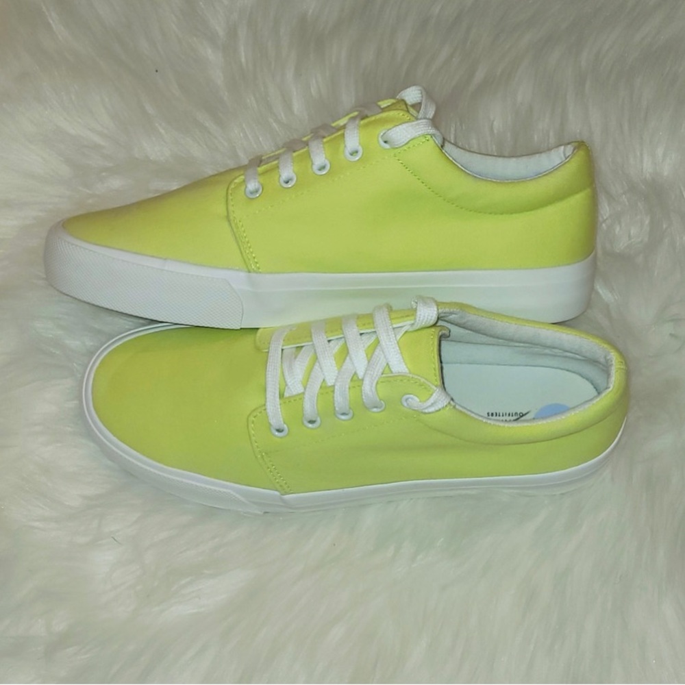 American Eagle Mens Canvas Sneakers…brand new !!!
